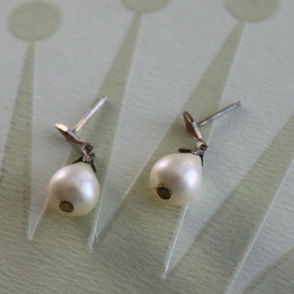 VTG Gold Tone and Costume Pearl Teardrop Earrings - Picture 2 of 3